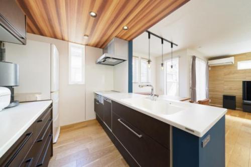 対面式オープンキッチン(ＩＨ仕様／深型のビルトイン食洗器付き）