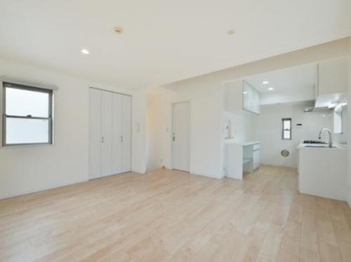 白を基調としたＬＤＫは18帖。床暖房付きです。