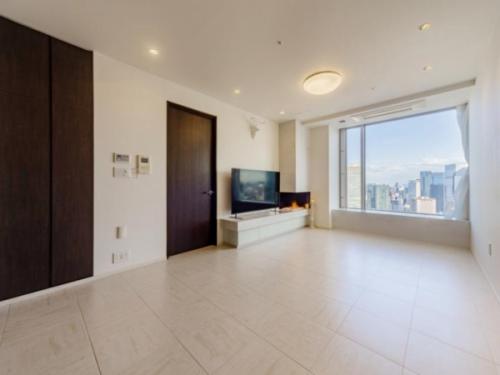 南東向き約15.4帖タイル張りのリビング