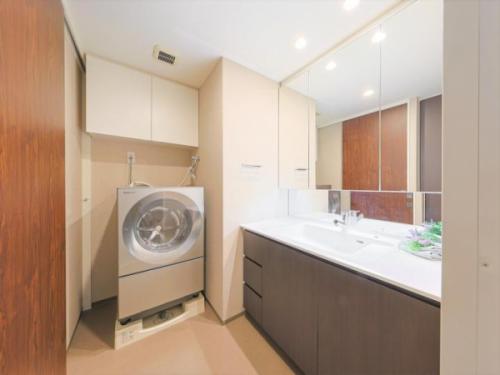 ■パウダールームには分譲時に増設した収納がございます！