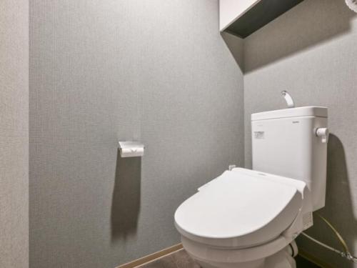 温水洗浄機能付き便座、吊戸棚付き