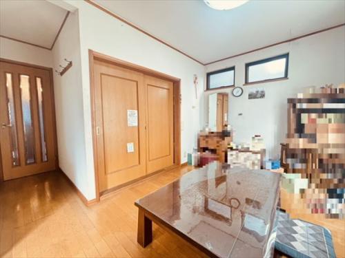 約12.4帖のリビングです。掘りごたつとなっております。