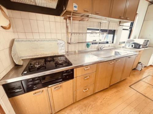 キッチンです。収納スペースございます。