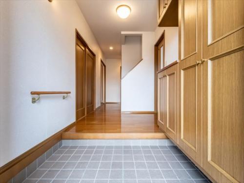 玄関すっきり、見せない収納シューズクローク