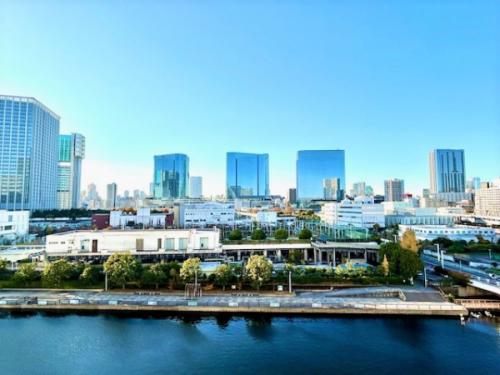 バルコニーから運河を望む