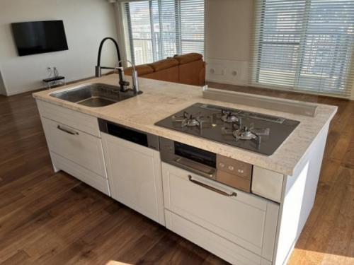 アイランド型３口ガスシステムキッチン