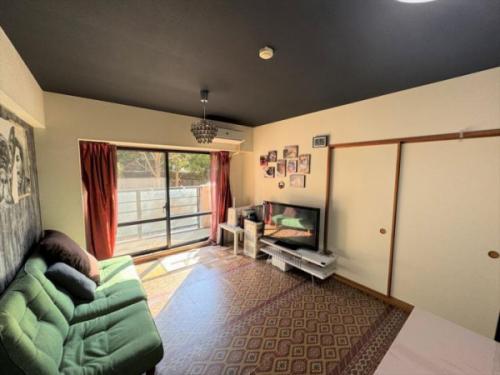 天井にはダークカラーのアクセントクロス。