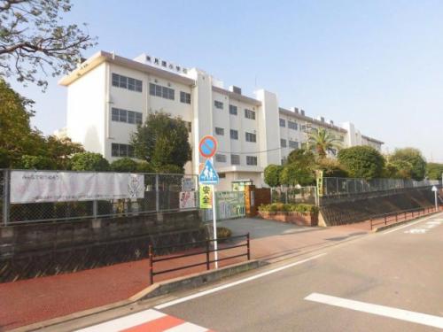 東月隈小学校 931m