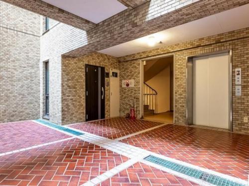 エントランスエレベーター付近