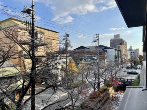 高瀬川沿いに面しているマンションです。