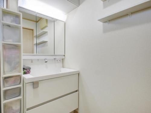 ３面鏡の独立洗面台。令和３年７月リフォーム済み。