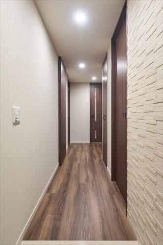 玄関にはエコカラットと姿見があります