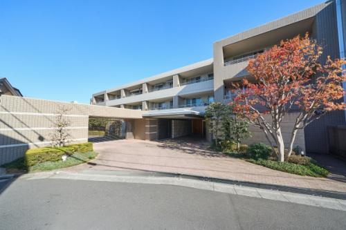 地上3階建て・全55邸の低層レジデンス「プラウド練馬春日町」