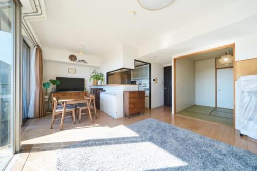 隣接居室の扉を開けると20帖以上の空間として利用することが可能です