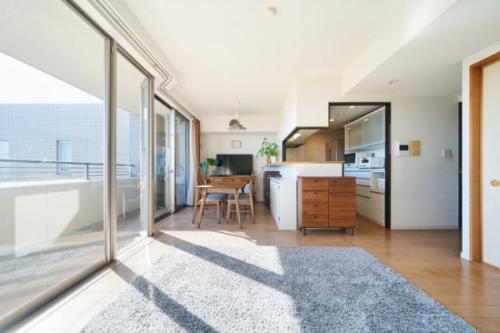 6枚のハイサッシから明かりを取り込んでいます