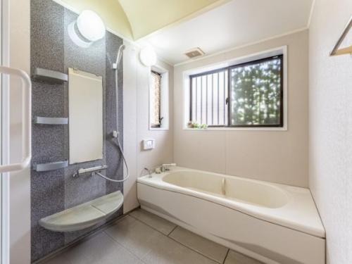 浴室に窓があって換気できます