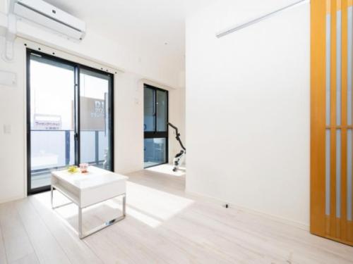 LDK約13帖。南向きバルコニーに面した間取りです。