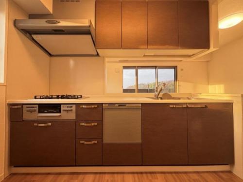 対面キッチンですので、ご家族と団欒しながら料理ができます。