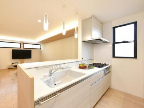 カウンターキッチン。吊戸棚がないため圧迫感がなく開放的なLDKです。