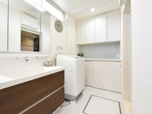 ３面鏡の独立洗面台です。収納(床下収納等)が多くスペースの広い洗面室です。