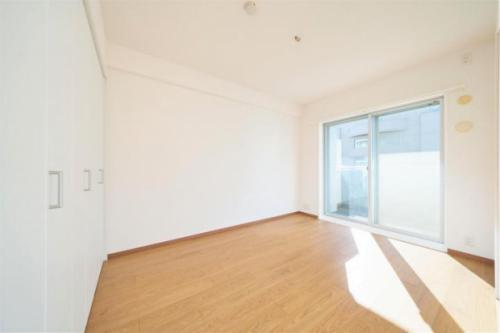 南向き6帖の居室※フローリング、壁紙新規交換(2025年12月)