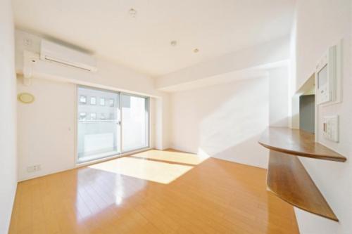 南向き約9.5帖のリビングダイニング※壁紙新規交換(2025年12月)