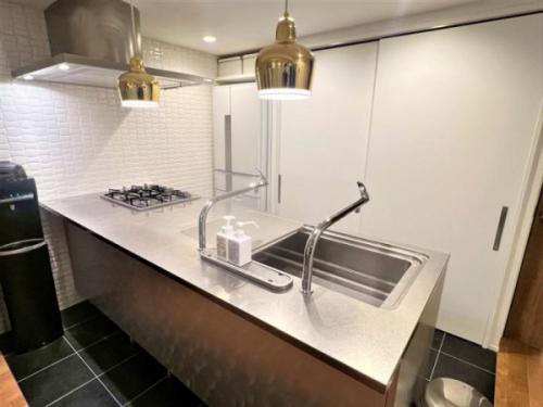 キッチン　システムキッチン背面には、備え付け食器棚あり　撮影日：２０２６年１月