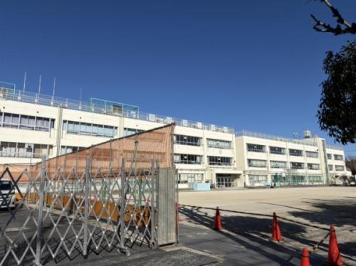 葛飾区立東綾瀬小学校（約180m）