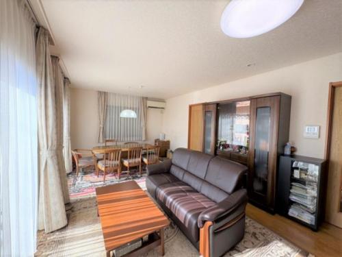 南東から日が差すリビングです。ぜひ午前～昼頃ご内見ください。