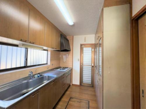 造付収納が豊富なキッチンです。床下収納は2か所あります