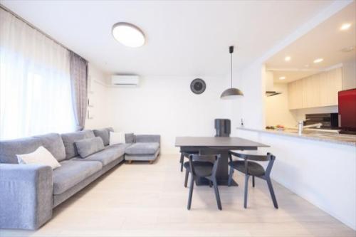 約10.8畳のリビングダイニング。床暖房を備えています。