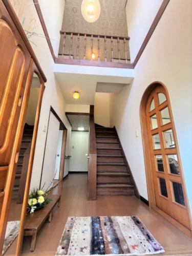 玄関は吹き抜けとなっております。