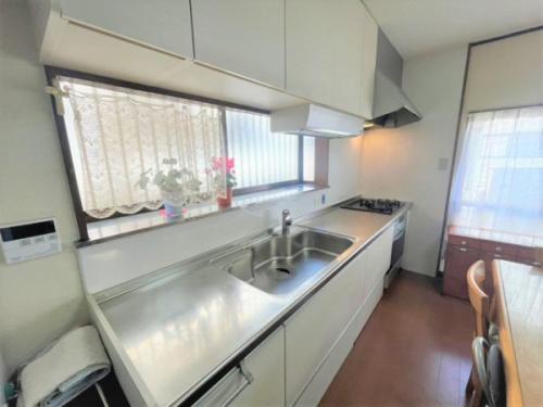 窓のあるシステムキッチンです。