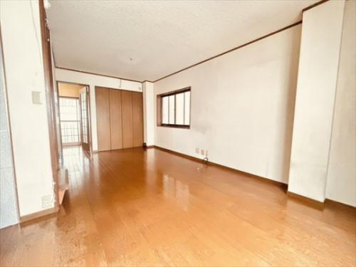 約10.5帖のリビングです。