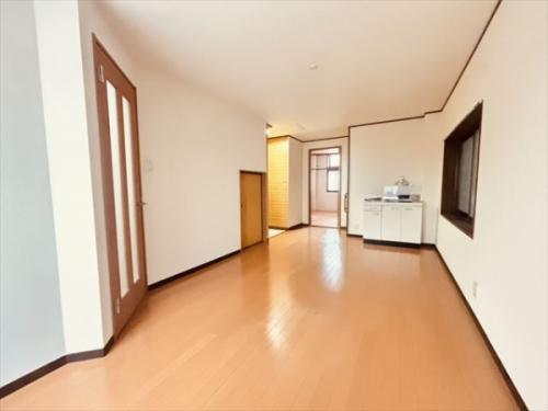 1階約7畳の洋室です。階段下収納ございます。