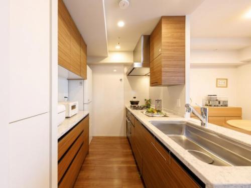 キッチンと同デザインのカップボード付きで収納豊富