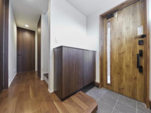 玄関（ウォールナット突板フローリング）