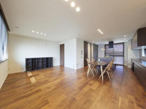 ウォールナットのフローリング（挽板）