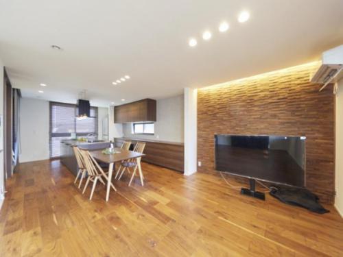 LDK約23帖（ウッドタイルの壁面）