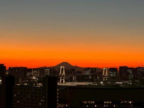 夕焼けが綺麗に望めます(レインボーブリッジ×富士山を望む贅沢な眺望)