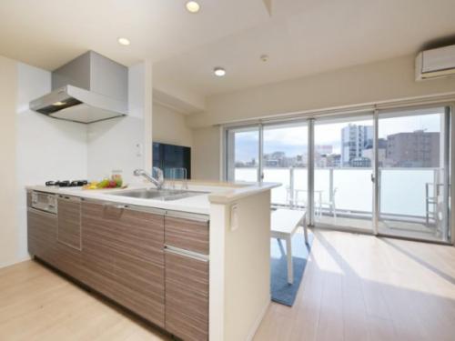 リビングの様子が自然と目に入るキッチン