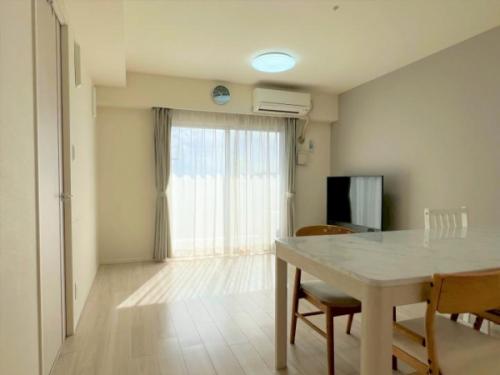 約14.7帖のLDK。南東向きバルコニーに面した間取りです。