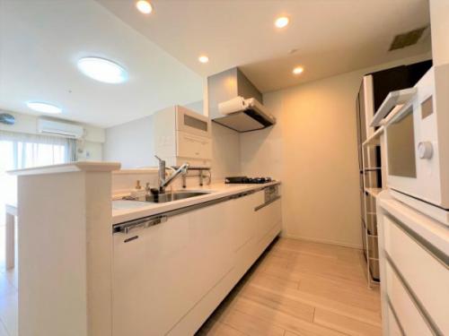 対面式キッチンを採用。食器洗乾燥機付きです。