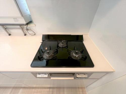 リビングを見渡せる対面式キッチンです。