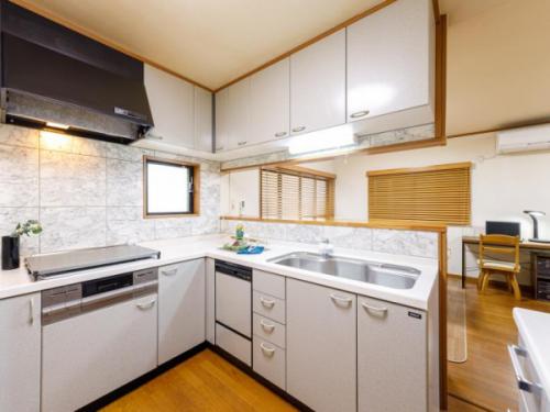 L字型のシステムキッチン食器洗い乾燥機付きです。