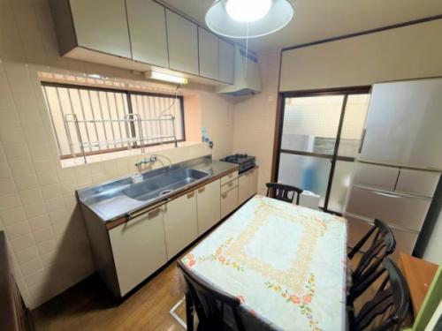 吊戸棚もあり収納スペースが充実しております。