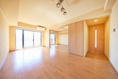 リビングダイニング部分に床暖房完備