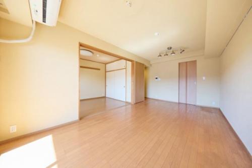 南向きバルコニーが面するリビングダイニング 約11.5帖