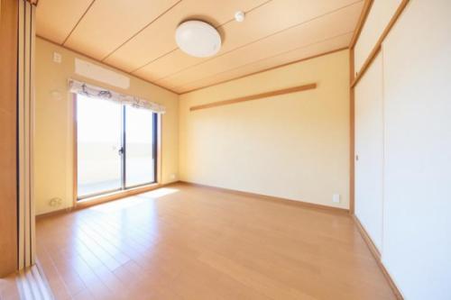 洋室：約6帖(南向きバルコニーに面する)