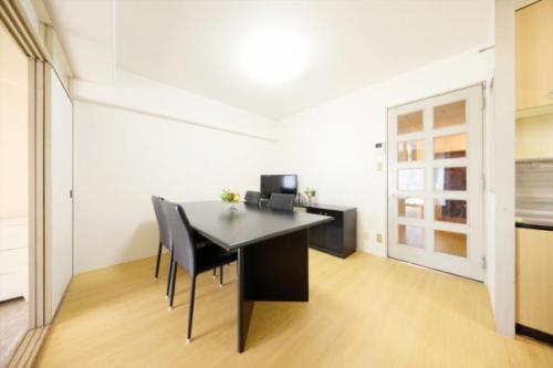 4人掛けのダイニングテーブルを置いてもゆとりがあります。